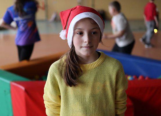 zawodnicy na mikołajkowym torze przeszkód