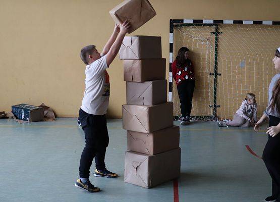 zawodnicy na mikołajkowym torze przeszkód