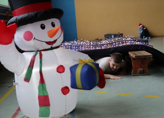 zawodnicy na mikołajkowym torze przeszkód