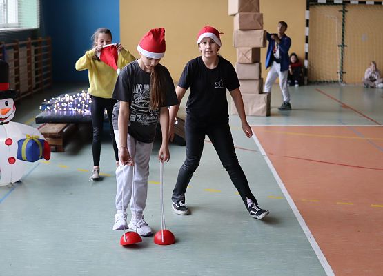 zawodnicy na mikołajkowym torze przeszkód