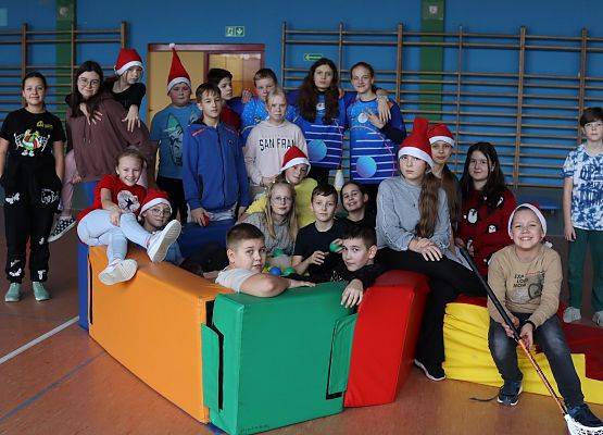 zawodnicy na mikołajkowym torze przeszkód