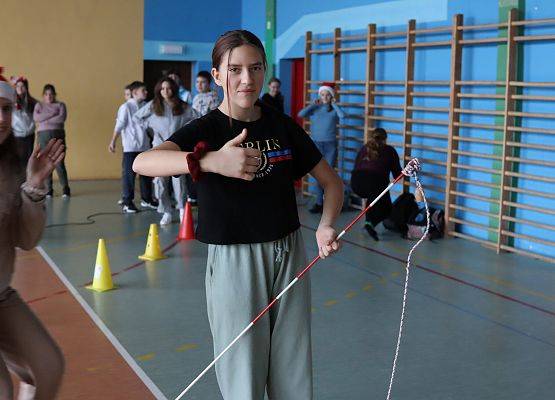 zawodnicy na mikołajkowym torze przeszkód