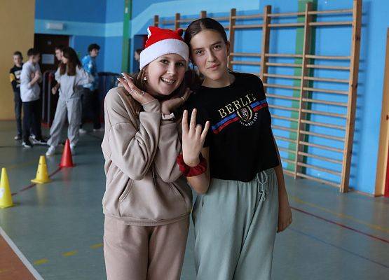 zawodnicy na mikołajkowym torze przeszkód