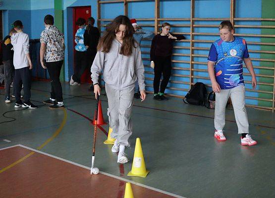 zawodnicy na mikołajkowym torze przeszkód