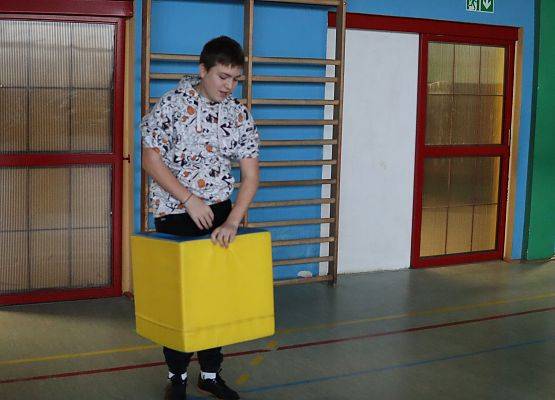 zawodnicy na mikołajkowym torze przeszkód