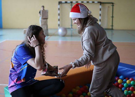 zawodnicy na mikołajkowym torze przeszkód