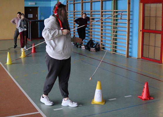 zawodnicy na mikołajkowym torze przeszkód