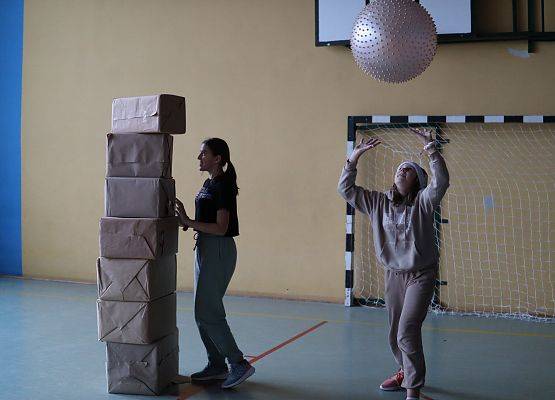 zawodnicy na mikołajkowym torze przeszkód