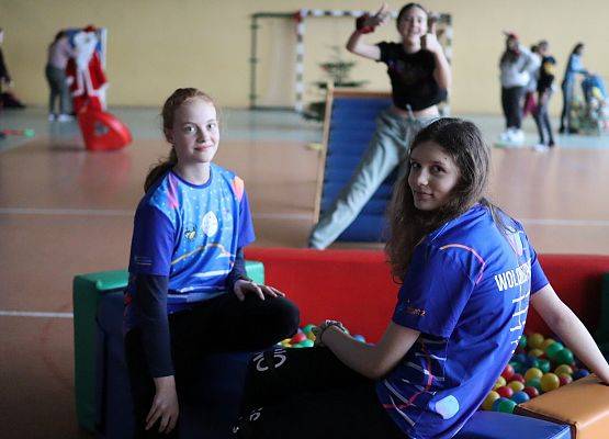 zawodnicy na mikołajkowym torze przeszkód