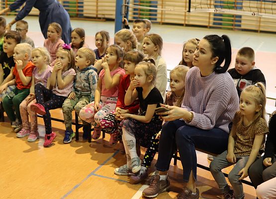 dzieci oglądają spektakl teatralny
