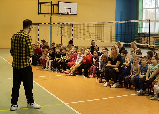 dzieci oglądają spektakl teatralny