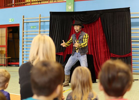 aktorzy podczas przedstawienia