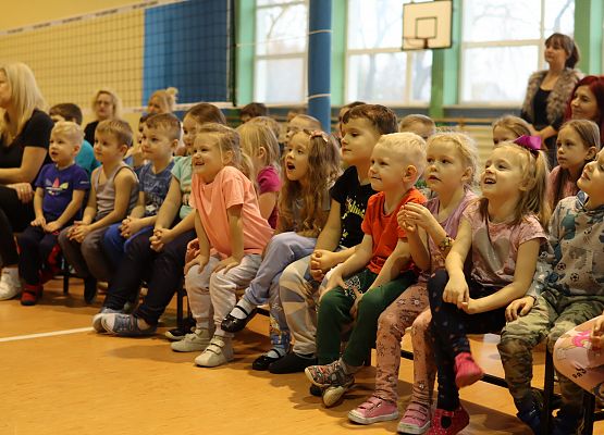 dzieci oglądają przedstawienie