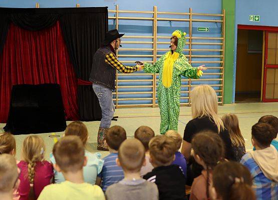 aktorzy podczas przedstawienia