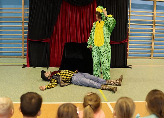 aktorzy podczas przedstawienia