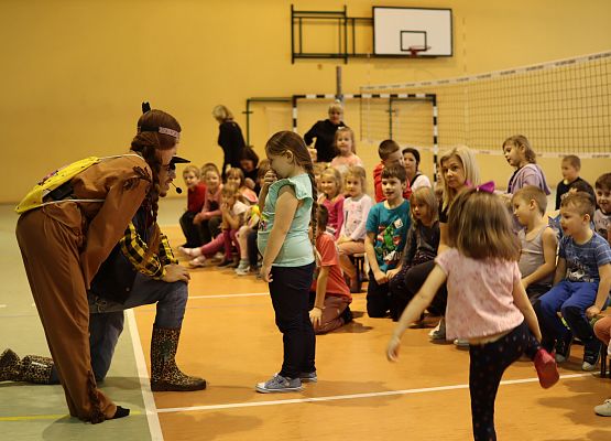 aktorzy podczas przedstawienia w kontakcie z publicznością