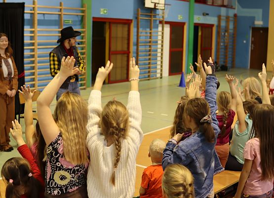 dzieci oglądają przedstawienie