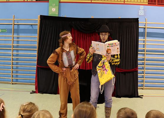 aktorzy podczas przedstawienia