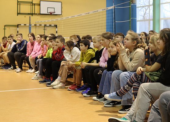 uczniowie oglądają spektakl