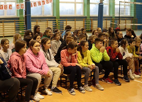 uczniowie oglądają spektakl