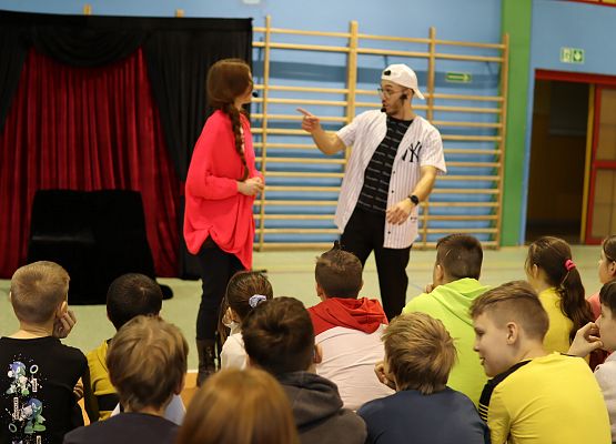 aktorzy podczas przedstawienia