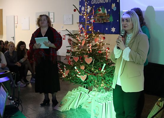 dyrektor wręcza uczniom nagrody