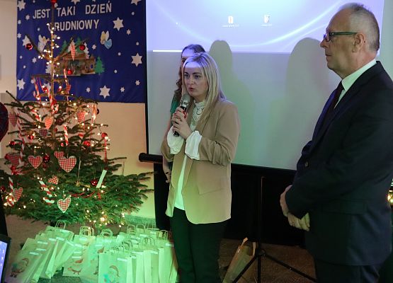 dyrektor wręcza uczniom nagrody