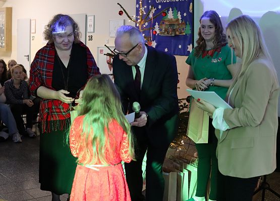 dyrektor wręcza uczniom nagrody