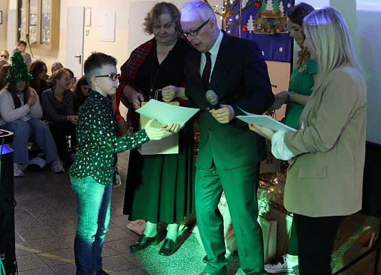 dyrektor wręcza uczniom nagrody