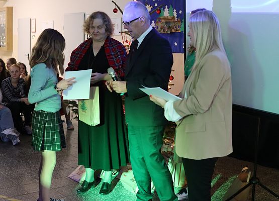 dyrektor wręcza uczniom nagrody