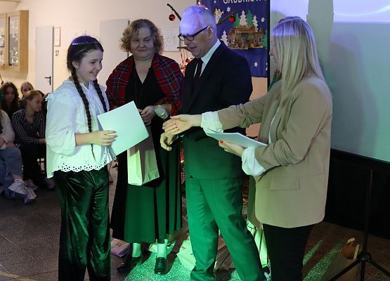 dyrektor wręcza uczniom nagrody