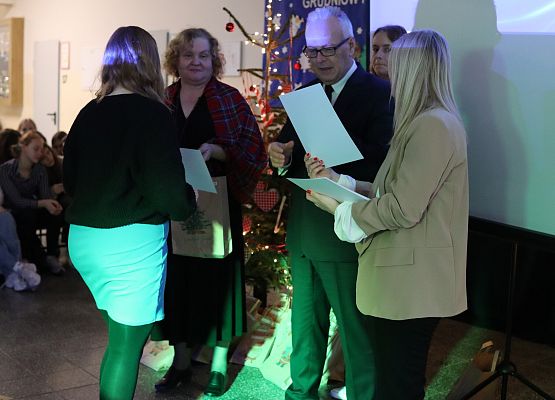 dyrektor wręcza uczniom nagrody