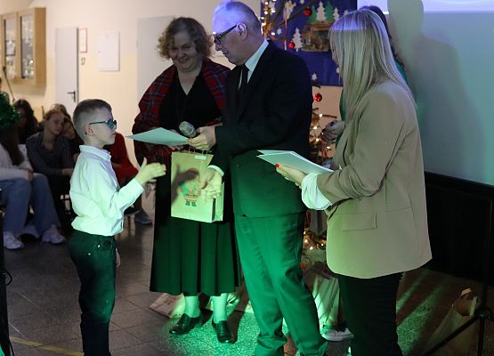 dyrektor wręcza uczniom nagrody