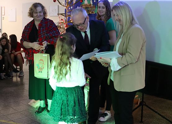 dyrektor wręcza uczniom nagrody