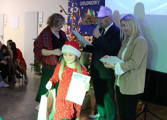 dyrektor wręcza uczniom nagrody