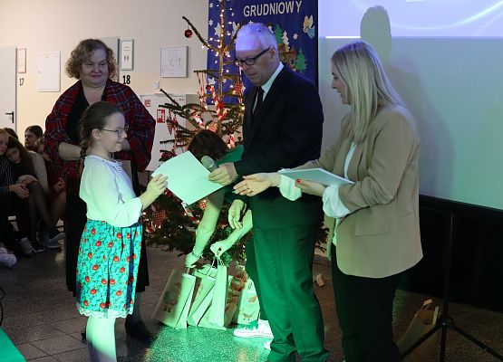 dyrektor wręcza uczniom nagrody