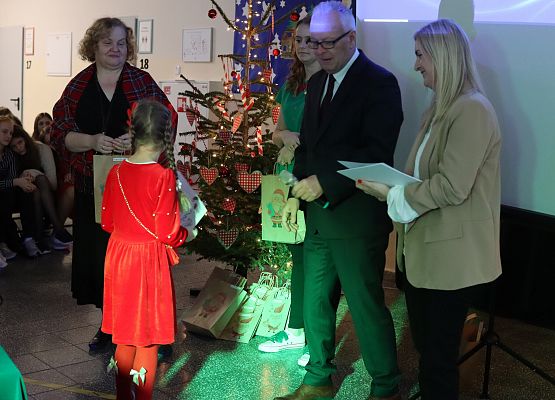 dyrektor wręcza uczniom nagrody