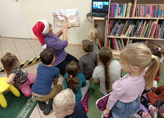 bibliotekarka czyta dzieciom