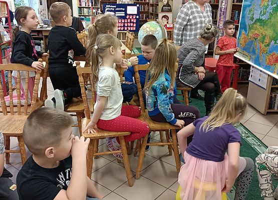 chłopiec stoi przy mapie