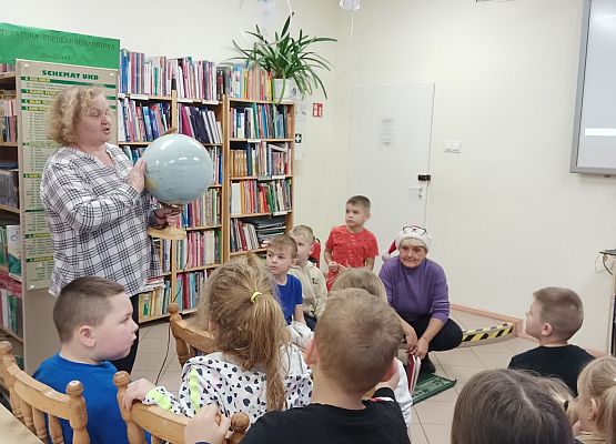 dzieci oglądają globus