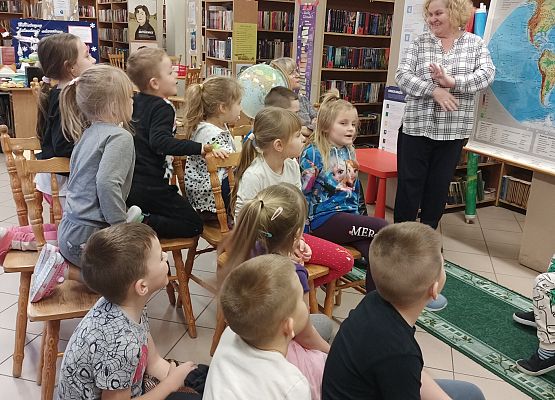 dzieci oglądają mapę swiata