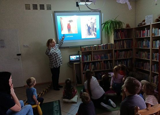 dzieci oglądają prezentację