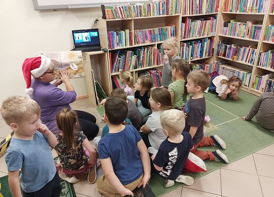 dzieci słuchają czytania książki