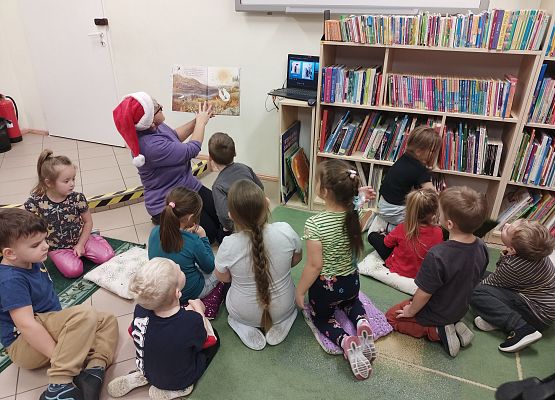 dzieci słuchają czytania książki