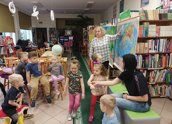 nauczycielka objaśnia dzieciom