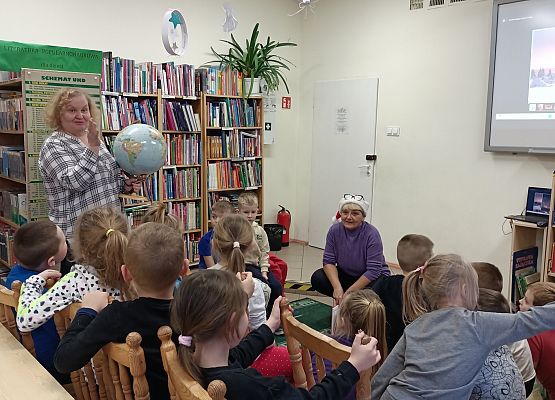 nauczycielka prezentuje model Ziemi