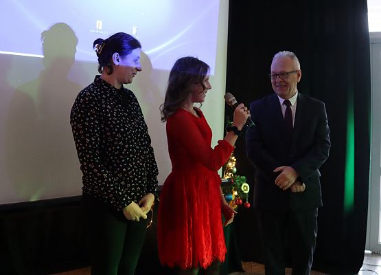 przewodnicząca Rady Rodziców, przewodnicząca Samorządu Uczniowskiego i dyrektor szkoły składają świąteczne życzenia