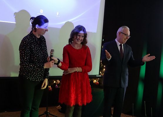 przewodnicząca Rady Rodziców, przewodnicząca Samorządu Uczniowskiego i dyrektor szkoły składają świąteczne życzenia