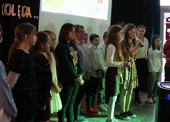 uczniowie śpiewają kolędę