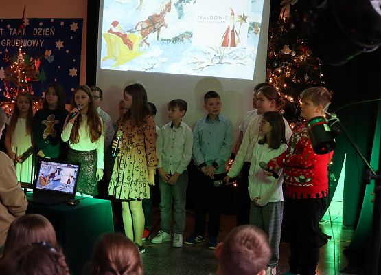 uczniowie śpiewają kolędę
